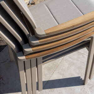 Stolica Cortina, latte